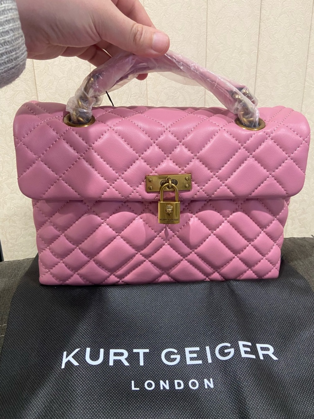 New Kurt Geiger Pink Quilted Brixton Shoulder Bag with Gold Lock and Chain - Picture 5 of 9